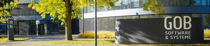 Frontansicht GOB-Gebäude mit Bäumen mit herbstlich-gelben Blättern
