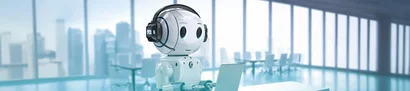 Ein humanoider Roboter mit Headset arbeitet an einem Laptop in einem modernen Büro