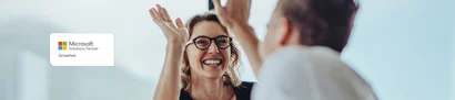 Wir sind Microsoft Solutions Partner im Bereich Sicherheit Symbolbild: Frau gibt High Five, links Badge „Microsoft Solutions Partner Sicherheit“.