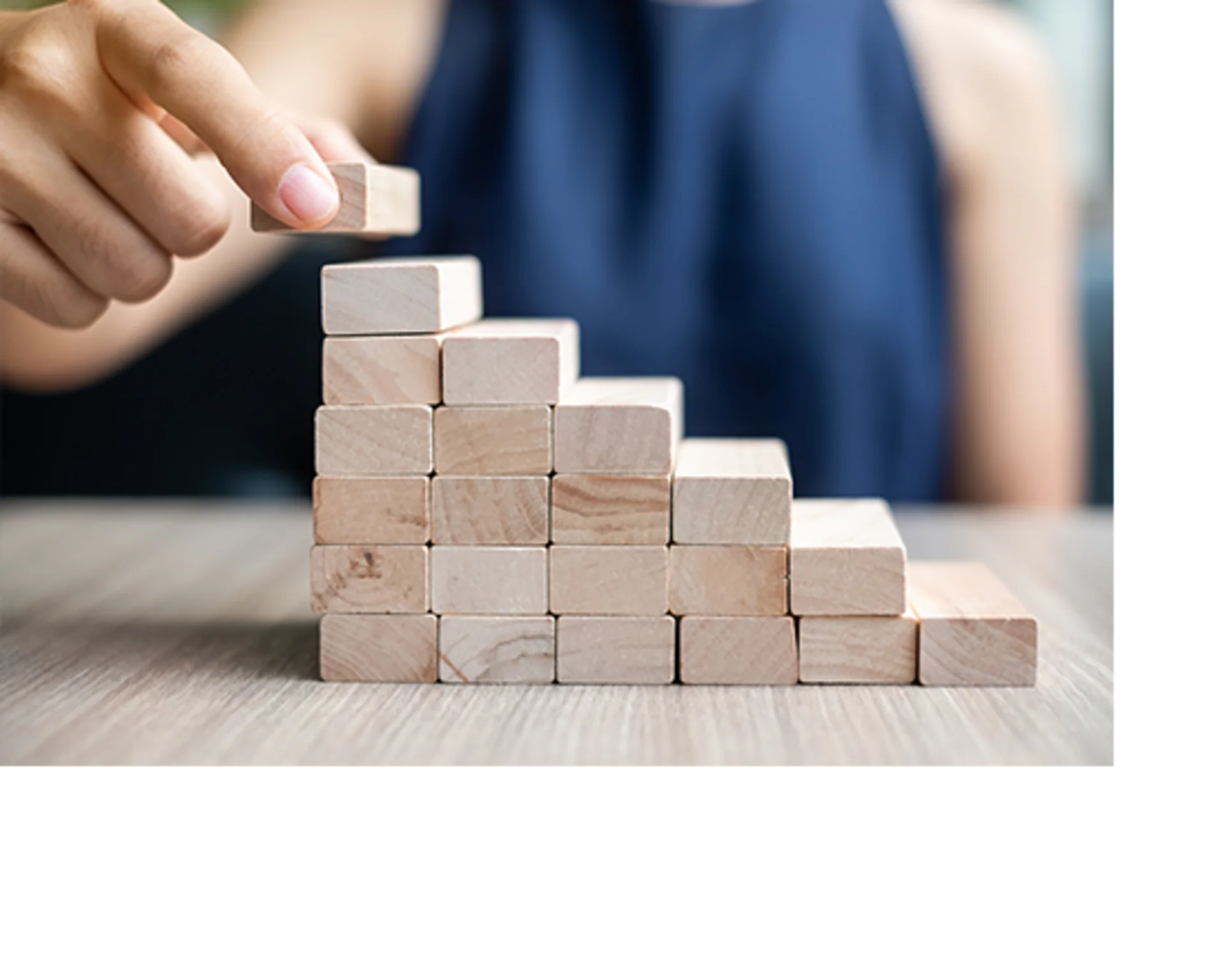 Treppe, die gerade aus Jengasteinen gebaut wird