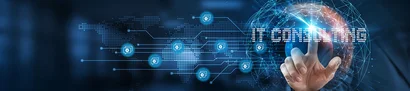 Person tippt auf IT Consulting auf blauem virtuellen Dashboard mit digital vernetzter Weltkugel