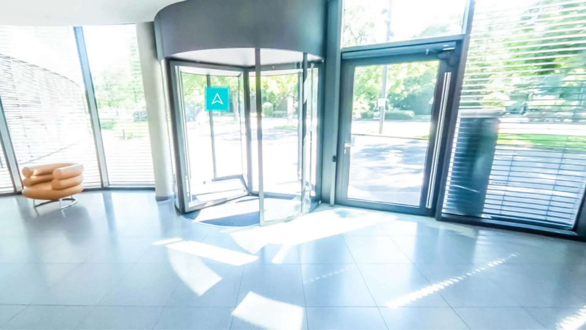 Eingangsbereich des virtuellen GOB-Campus mit Drehtür, die zum Außenbereich des Gebäudes führt