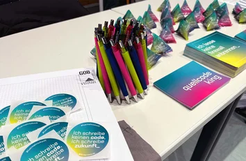 Messetisch mit GOB Give-aways wie Stiften, Aufklebern und Infoflyern beim KMS-Ausbildungsforum 2026.