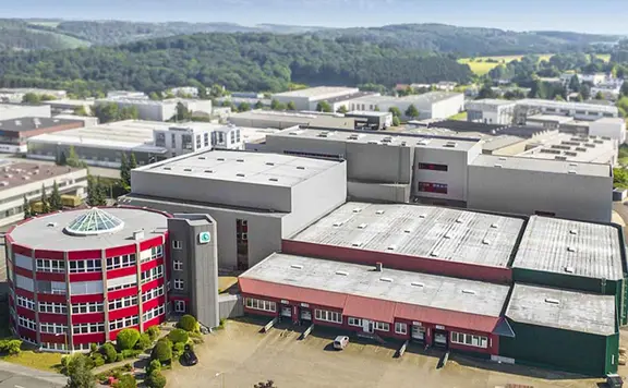 Lederer-Gebäudekomplex für Verwaltung und Lager in Ennepetal Luftaufnahme des Verwaltungs- und Logistikgebäudes der Lederer GmbH in Ennepetal.