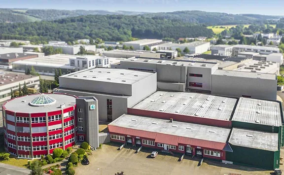 Lederer-Gebäudekomplex für Verwaltung und Lager in Ennepetal Luftaufnahme des Verwaltungs- und Logistikgebäudes der Lederer GmbH in Ennepetal.
