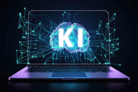 Visualisierung künstlicher Intelligenz: leuchtendes KI-Hirn im Laptop auf dunklem Hintergrund
