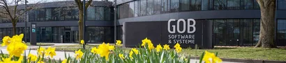 Das GOB-Gebäude im Frühling | Europark Fichtenhain A 5 | Krefeld GOB-Firmengebäude in Krefeld im Frühling mit blühenden Narzissen im Vordergrund