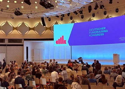 Blick in den vollen Saal des Deutschen Fundraising Kongresses 2026 im bcc Berlin.