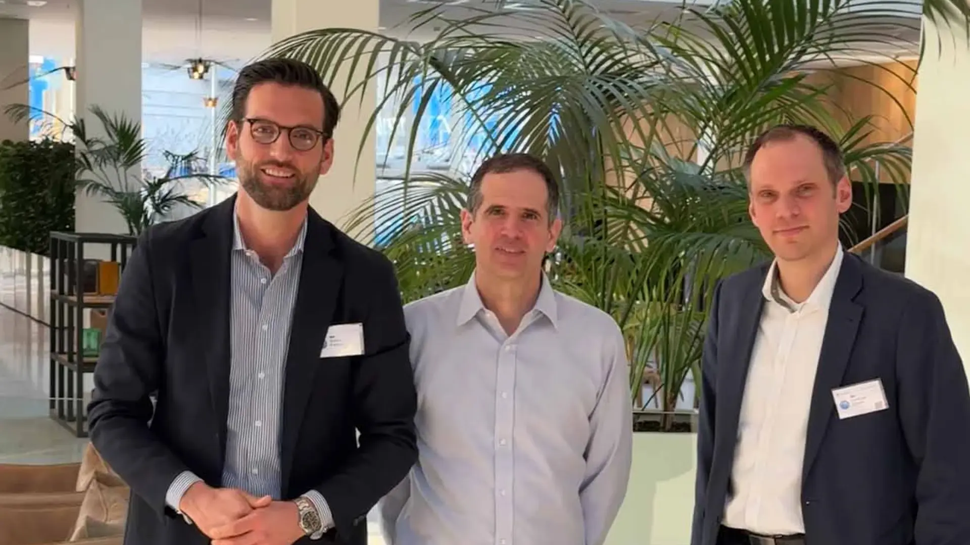 Robert Küpper, Mike Morton und Matthias Schoris vor Microsoft-Logo in der Zentrale Kopenhagen