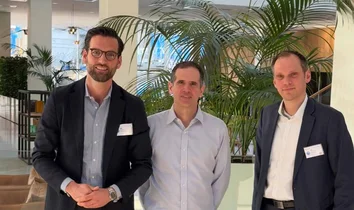 Robert Küpper, Mike Morton und Matthias Schoris vor Microsoft-Logo in der Zentrale Kopenhagen