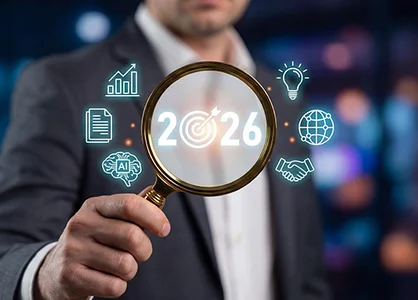 Geschäftsmann hält eine Lupe vor 2026, umgeben von Symbolen für Wachstum, KI und Zusammenarbeit.