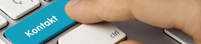 Zeigefinger auf türkisfarbener Kontakt-Enter-Taste einer weißen Tastatur.