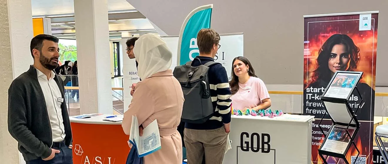 Karrieregespräche am GOB-Stand auf der Campusmesse Düsseldorf 2026 Das GOB-Recruiting-Team im Gespräch am Messestand der Campusmesse Düsseldorf.