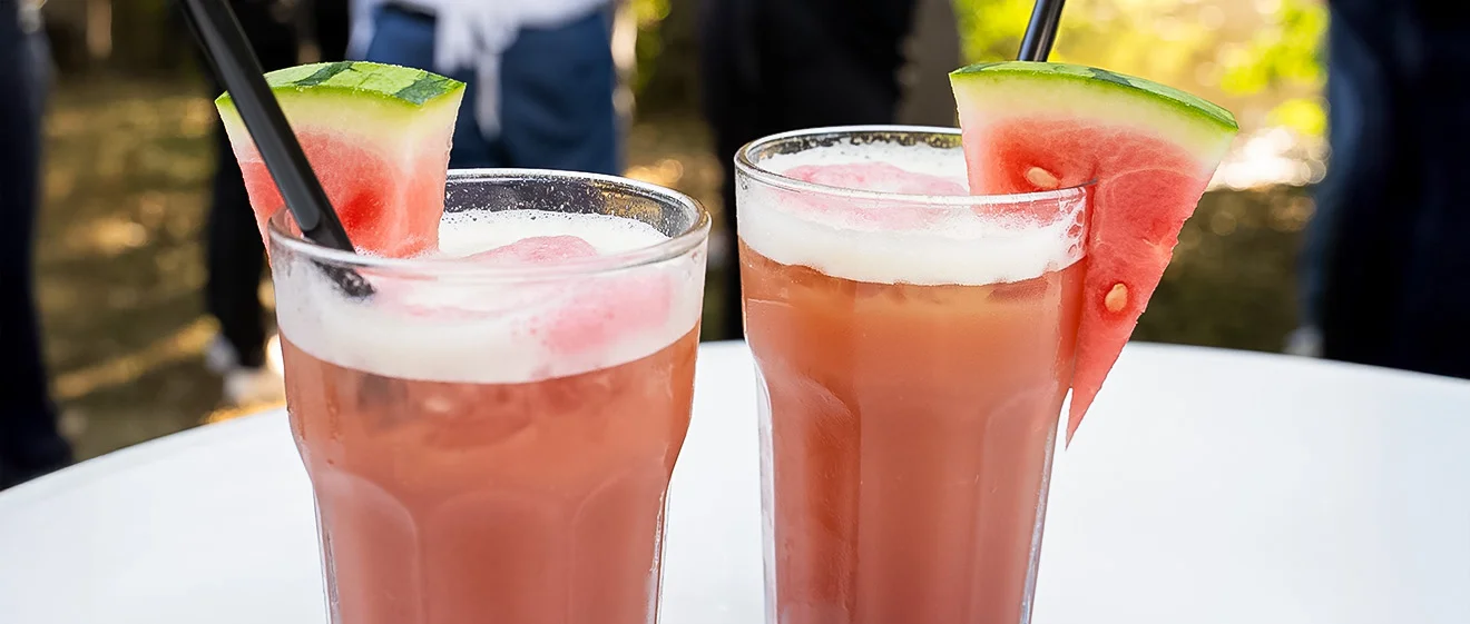 Zwei sommerliche Cocktails mit Wassermelonengarnitur aus der #GOB2030-Getränkekarte.