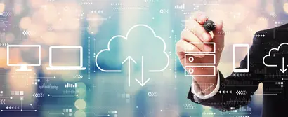Digitale Hand zeigt auf Cloud-Symbol mit Auf- und Abwärtspfeilen vor angedeutetem Wolkenhintergrund