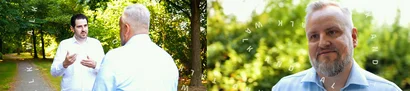 Zwei Männer im Gespräch bei „Walk and Talk“-Format im Grünen, rechte Bildhälfte mit Porträtaufnahme